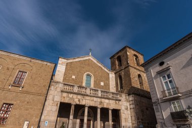 San Clemente Katedrali Teano şehrinin başlıca ibadet yeri ve Teano-Calvi piskoposluğunun merkezidir.