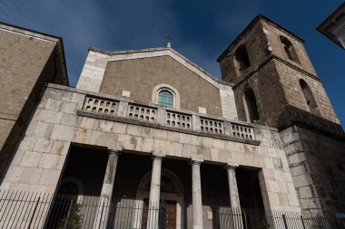 San Clemente Katedrali Teano şehrinin başlıca ibadet yeri ve Teano-Calvi piskoposluğunun merkezidir.