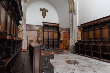 San Clemente Katedrali Teano şehrinin başlıca ibadet yeri ve Teano-Calvi piskoposluğunun merkezidir.