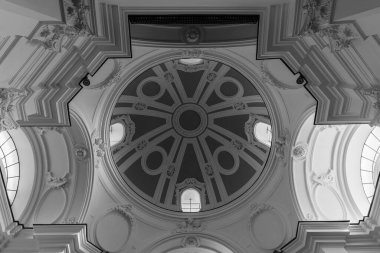 San Clemente Katedrali Teano şehrinin başlıca ibadet yeri ve Teano-Calvi piskoposluğunun merkezidir.