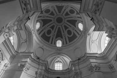 San Clemente Katedrali Teano şehrinin başlıca ibadet yeri ve Teano-Calvi piskoposluğunun merkezidir.