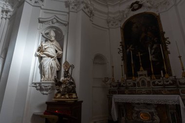 San Clemente Katedrali Teano şehrinin başlıca ibadet yeri ve Teano-Calvi piskoposluğunun merkezidir.