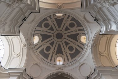 San Clemente Katedrali Teano şehrinin başlıca ibadet yeri ve Teano-Calvi piskoposluğunun merkezidir.