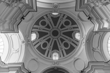 San Clemente Katedrali Teano şehrinin başlıca ibadet yeri ve Teano-Calvi piskoposluğunun merkezidir.