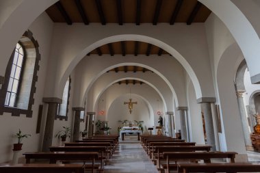 San Clemente Katedrali Teano şehrinin başlıca ibadet yeri ve Teano-Calvi piskoposluğunun merkezidir.