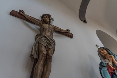 San Clemente Katedrali Teano şehrinin başlıca ibadet yeri ve Teano-Calvi piskoposluğunun merkezidir.