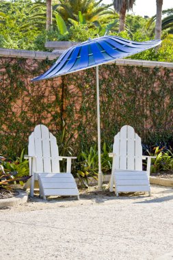 sandalye ve şemsiye