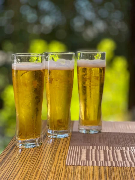 Mesa Estão Três Copos Com Cerveja Gelada Lado Outro — Fotografia de Stock