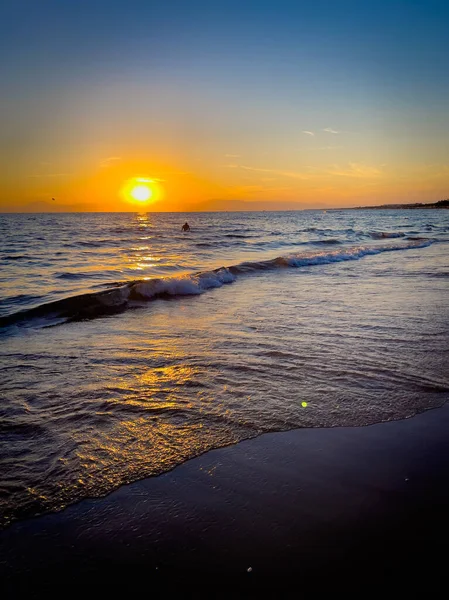 Una Puesta Sol Colorida Sobre Mar Cielo Azul — Foto de Stock
