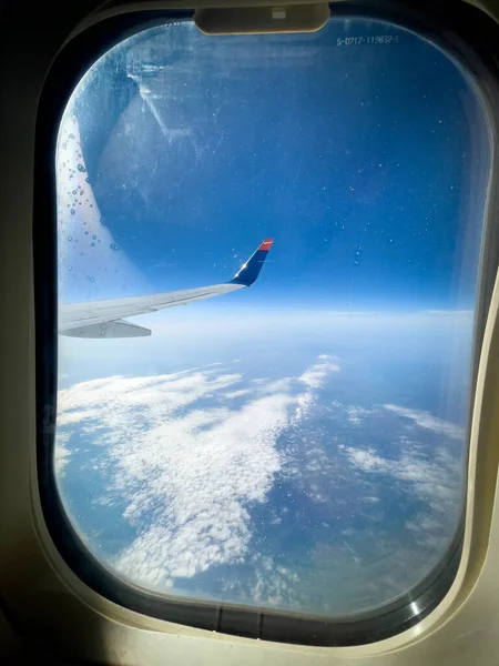 Πτέρυγα Αεροπλάνου Που Φωτογραφήθηκε Από Παράθυρο Κατά Διάρκεια Της Πτήσης — Φωτογραφία Αρχείου
