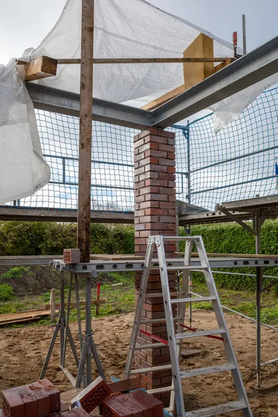 Ein Ziegelpfeiler Stützt Ein Haus Auf Einer Baustelle — Stockfoto