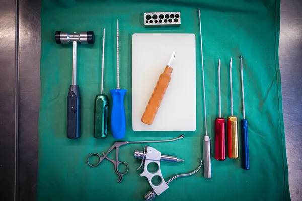 Operatietafel Zijn Instrumenten Voor Het Uitvoeren Van Een Kruiselingse Ligament — Stockfoto