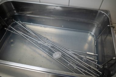 Ameliyattan sonra, kanlı aletler ultrasonik banyoda temizlenir.