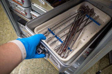 Ameliyattan sonra, kanlı aletler temizleniyor.