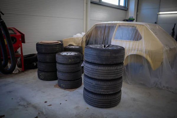 Taller Coches Apilan Neumáticos Para Cambio Neumáticos —  Fotos de Stock