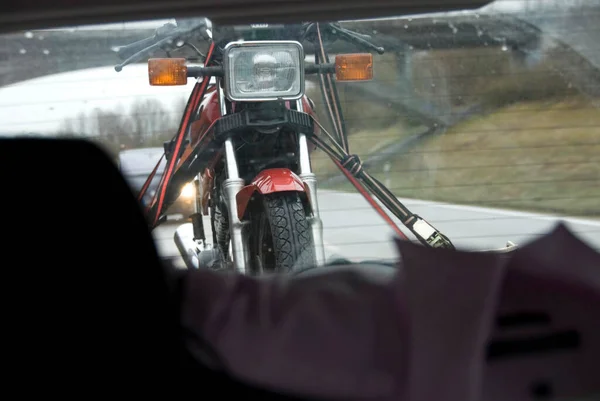 Una Motocicleta Remolque Sujeta Con Cinturones — Foto de Stock