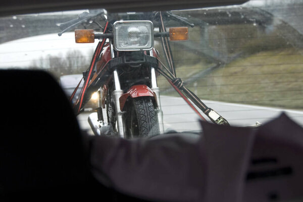 мотоцикл на прицепе удерживается с поясами