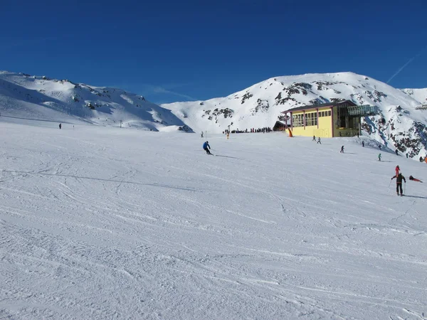滑雪场的一个宽阔的滑雪场 天空是蓝色的 — 图库照片