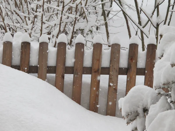 Деревянный Забор Покрыт Снегом — стоковое фото