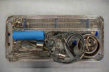  Ameliyat odasında ürolojik rezeksiyon için paketlenmiş cihaz tepsisi açık.