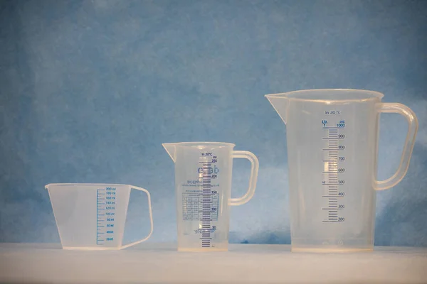 Белые Мерные Чашки Разных Размеров Стоят Рядом Друг Другом — стоковое фото