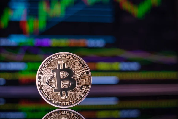 Eine Bitcoin Münze Vor Einer Diagrammgrafik — Stockfoto