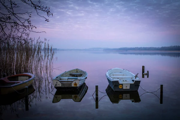 Некоторые Гребные Лодки Плавают Озере Довольно Спокойной Водой — стоковое фото