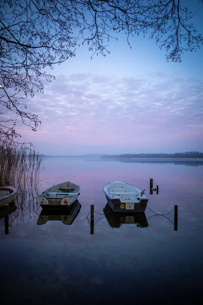 Некоторые Гребные Лодки Плавают Озере Довольно Спокойной Водой — стоковое фото