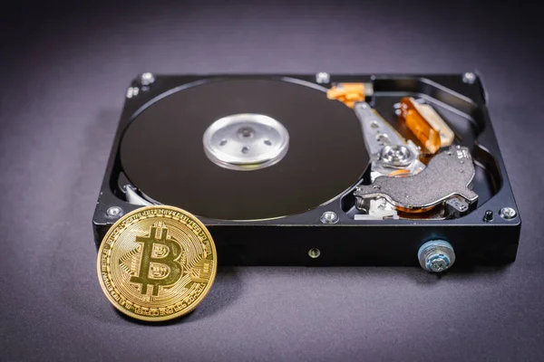 One Bitcoin Coin Lies Screwed Hard Drive — Foto Stock