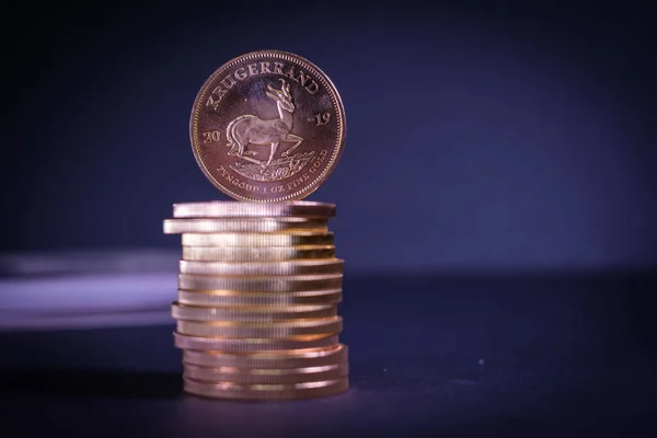 Krugerrand Moneda Oro Encuentra Una Pila Otras Monedas Oro — Foto de Stock