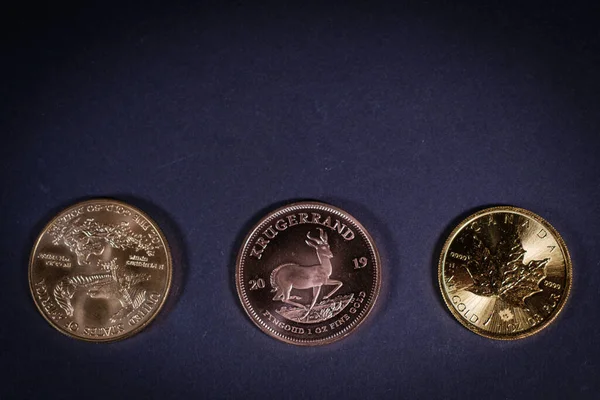 Złota Moneta Maple Leaf Leży Obok Monety Krugerrand Złotego Dolara — Zdjęcie stockowe