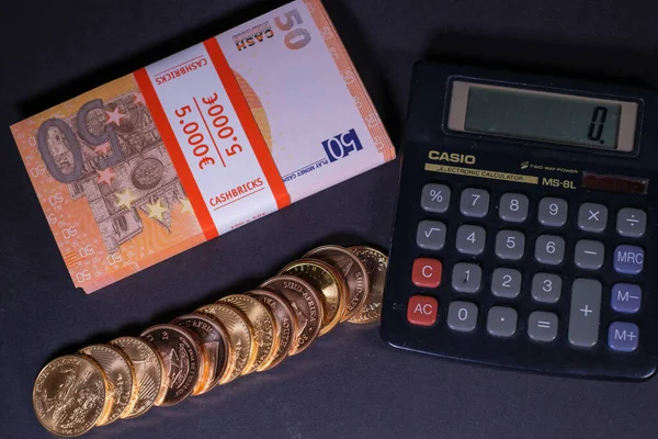 Gold Coins Lying Next Stack Euro Banknotes Calculator — Stock Photo, Image