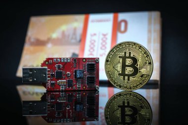 Bitcoinminer 'ın yanında duran bir Bitcoin madeni para