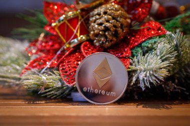 Noel süslemesinin önünde bir Ethereum madeni para var. 