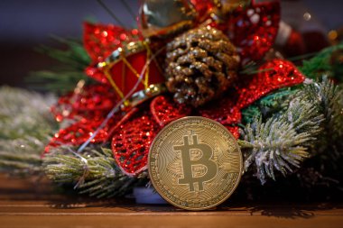 Bitcoin bir noel süslemesinin önünde. 