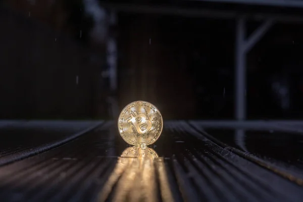 Eine Bitcoin Münze Steht Regen — Stockfoto