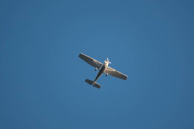 Pervaneli uçak mavi bulutsuz gökyüzünde uçar