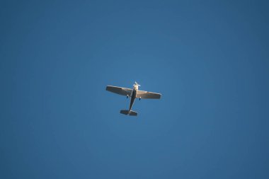 Pervaneli uçak mavi bulutsuz gökyüzünde uçar