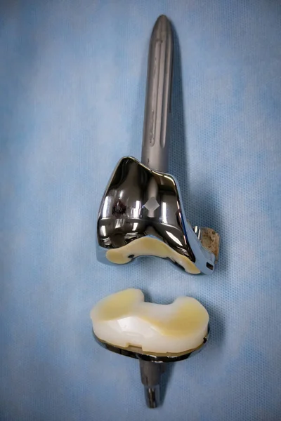 Complete Explanted Knee Prosthesis Consisting Distal Proximal Parts — Foto Stock