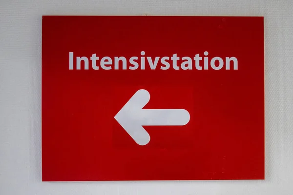 Intensive Care Unit White Arrow Red Sign — Zdjęcie stockowe