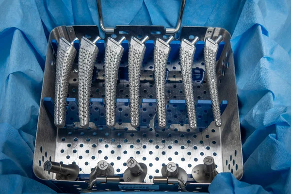 Algunos Rasguños Quirúrgicos Para Una Prótesis Transfemoral Encuentran Contenedor Instrumentos — Foto de Stock