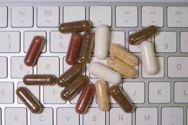 Some Various Pills Lie White Computer Keyboard — Stock Photo, Image