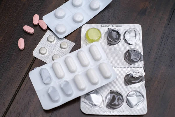 Egyes Tablettacsomagok Egymás Mellett Fekszenek Asztalon — Stock Fotó