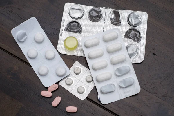Niektóre Różne Opakowania Tabletek Leżą Obok Siebie Stole — Zdjęcie stockowe