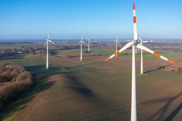 Weiße Windräder Drehen Sich Unter Blauem Himmel Wind Und Werden — Stockfoto