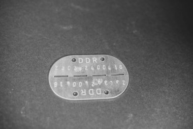 Demokratik Alman Cumhuriyeti ordusunun eski bir askeri künyesi.