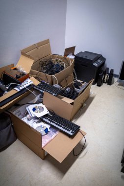 Teknik odada yerde bir sürü elektrik atığı var.