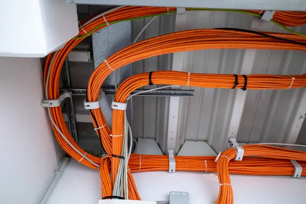 Muchos Cables Red Naranja Ejecutan Agrupados Bajo Techo Una Sala —  Fotos de Stock