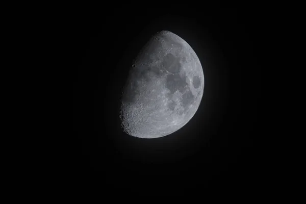 Zblízka Voskující Srpek Měsíce Černé Noční Obloze — Stock fotografie