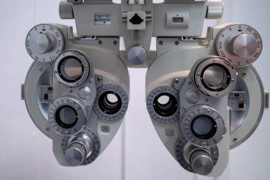 gözlükçüden lens belirleme için bir aygıt bulunabilir